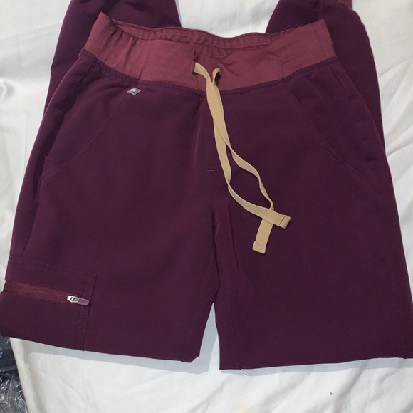 Gently Loved Zamora Style Jogger Scrub Pants Technical Collection by FIGS - Picture 6 of 12